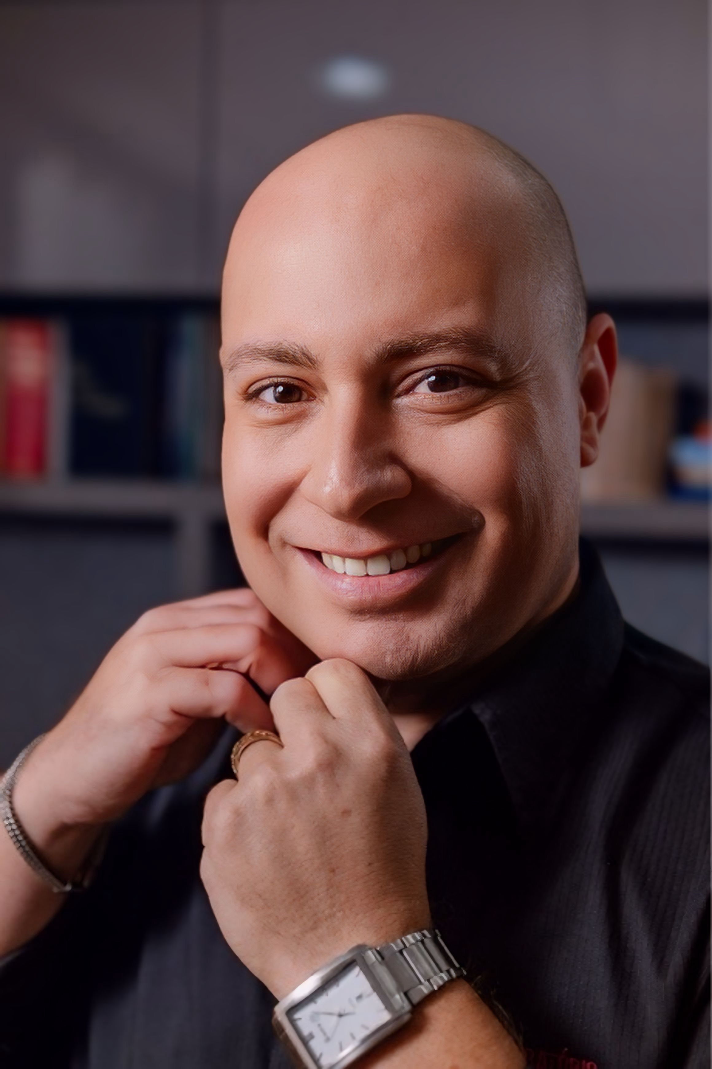Eduardo Borges Freitas, psicólogo clínico, sorrindo em retrato profissional